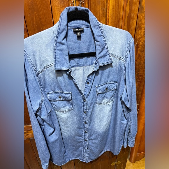 NEW NEVER WORN TORRID SIZE 2X (2 plus sizes at torrid) JEAN  SHIRT - Picture 1 of 4